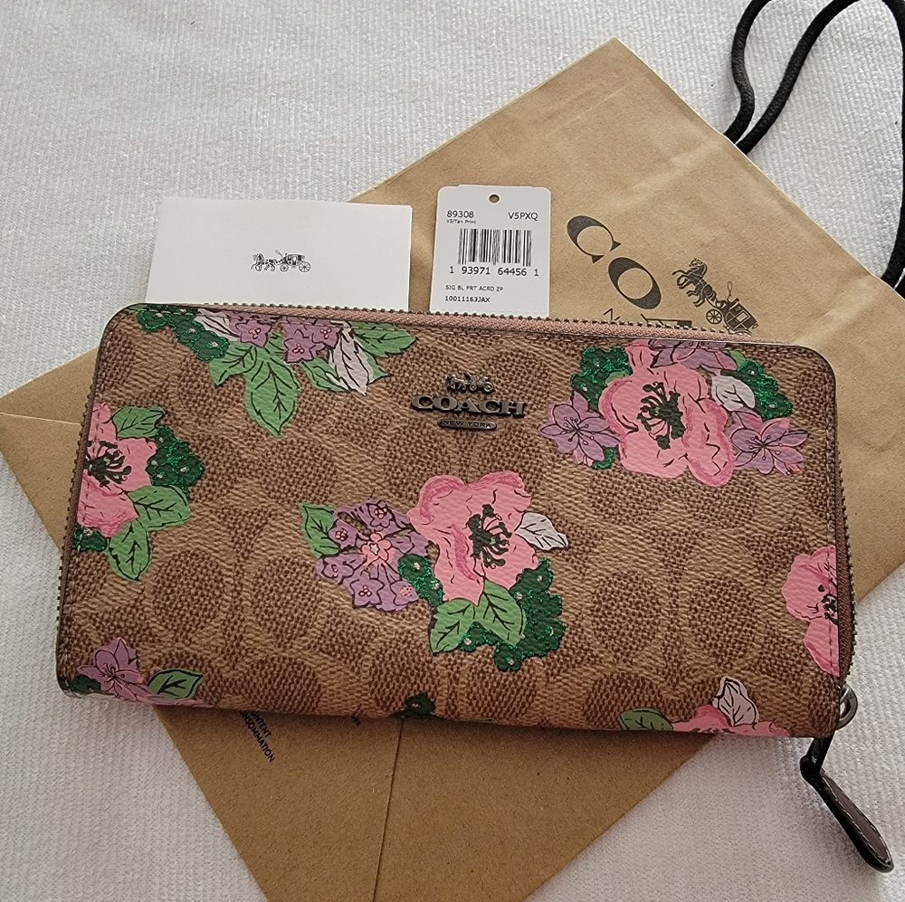 NWT Coach 89308 Accordion Zip Wallet in Signature